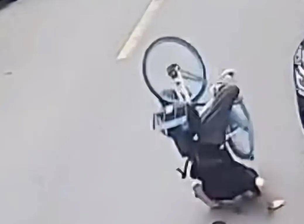 骑行中自动落锁竟因一码多车违投,共享单车为赚钱将用户生命当儿戏?